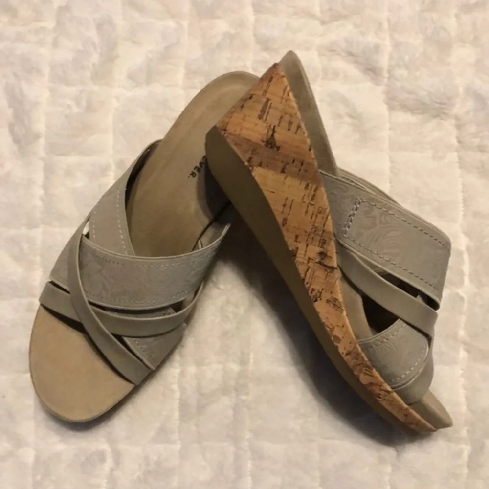 Wear Ever by Bare‎ Traps “Goldy” Wedge Sandals Q5